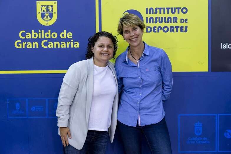 Cristina Gimeno (i), entrenadora del Teldeportivo / TA